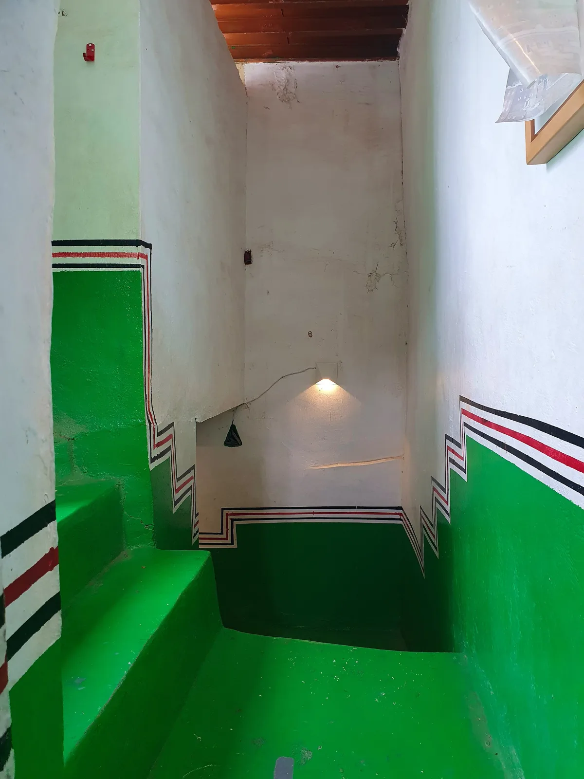 من داخل أحد بيوت قرية رجال